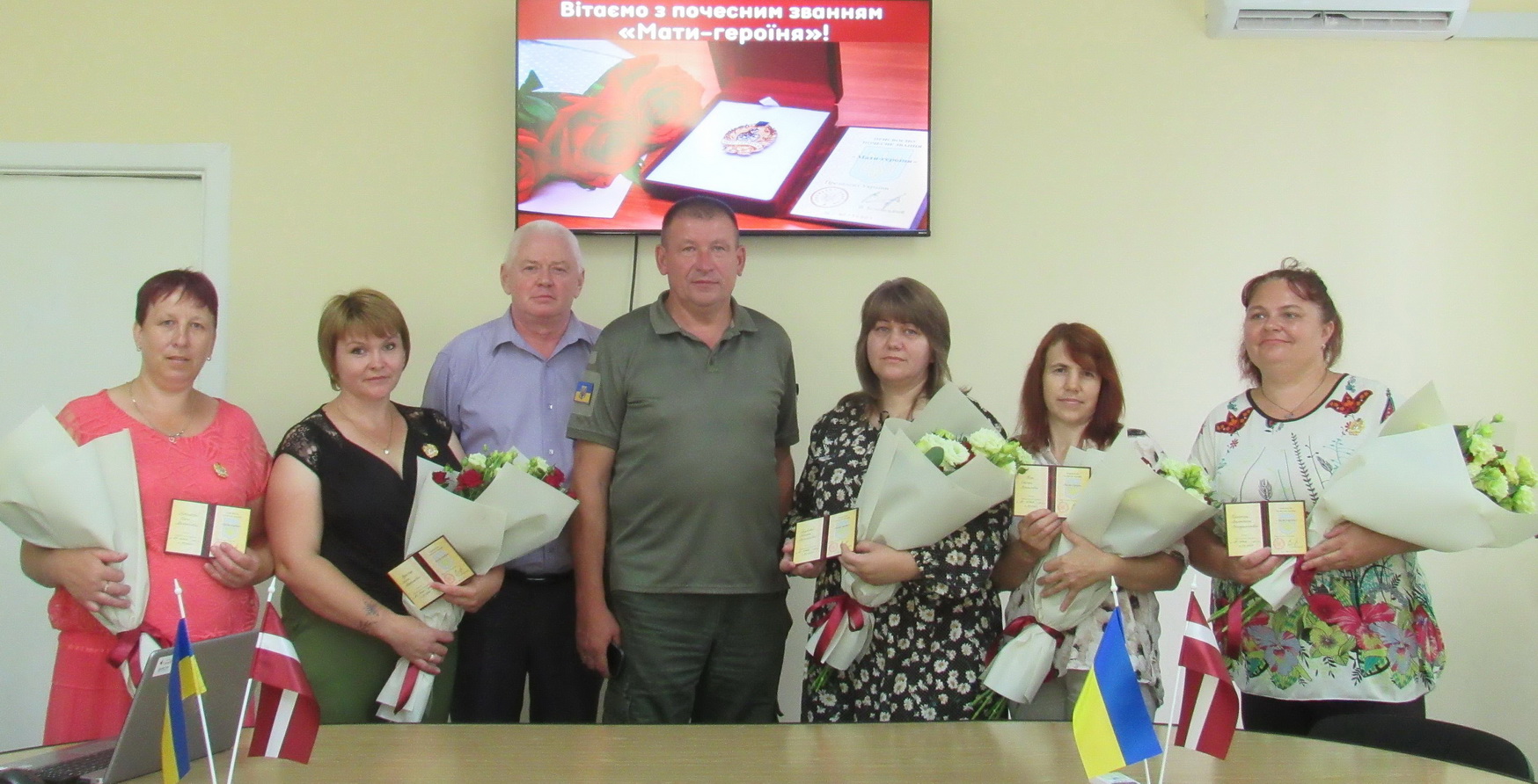 1879879079678566757865