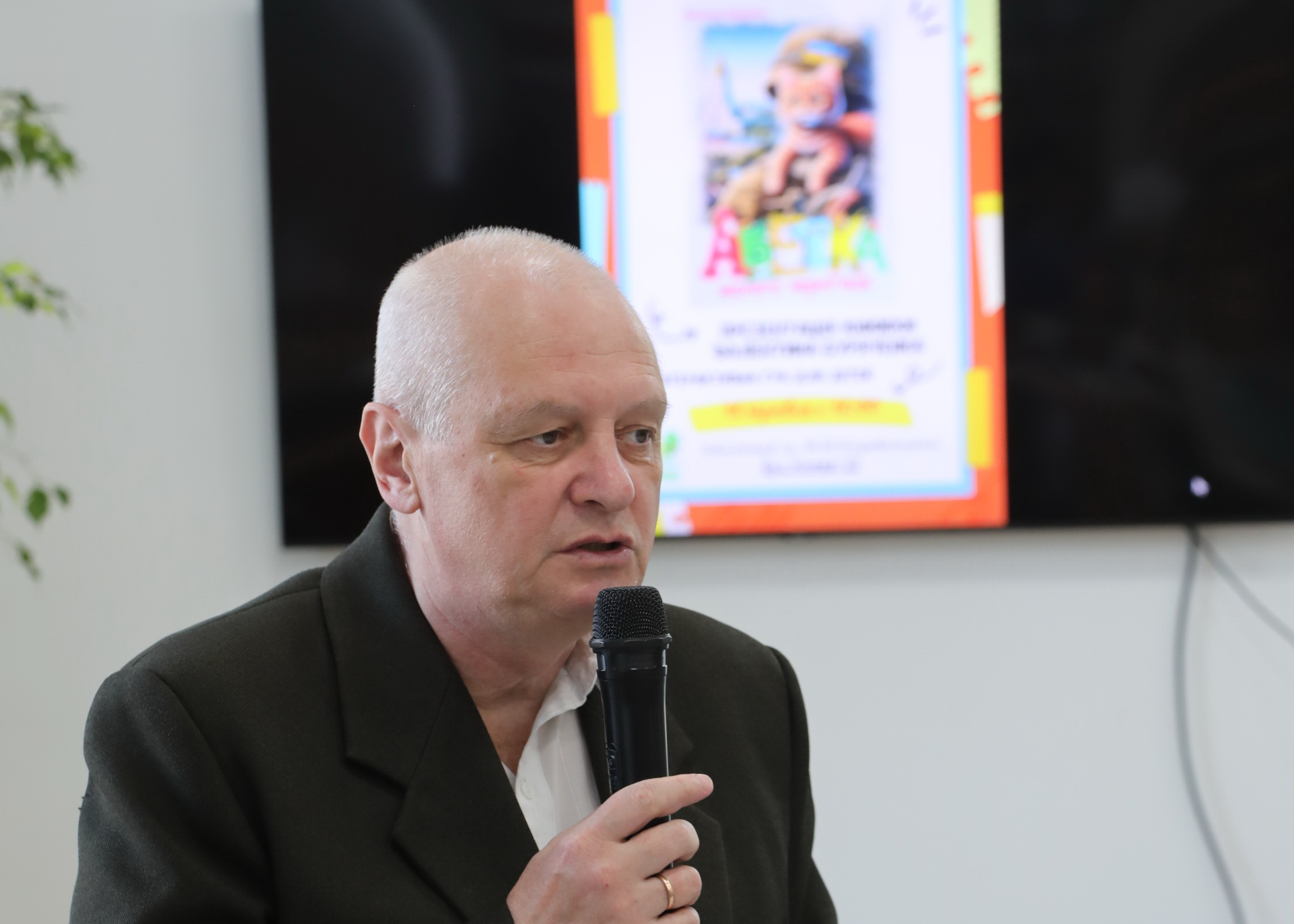 5686745654756756756434