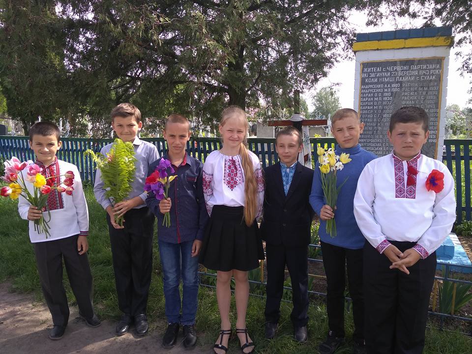 Учні біля памятника жертвам Сулаку