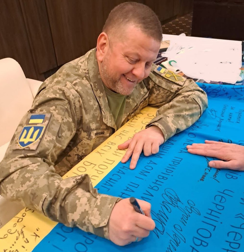 Валерій Залужний поставив дарчий напис і автограф на прапорі газети Чернігівщина