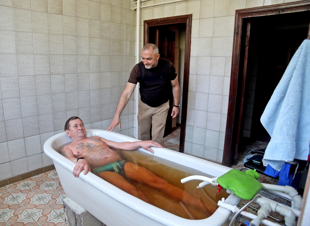 Водолікарня. Ігор Магаляс цікавиться в Олександра Єфанова якістю послуг