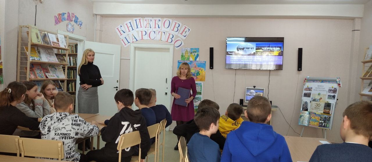 З класним керівником Н. Зіменок та зав. бібліотеки Н. Білюк