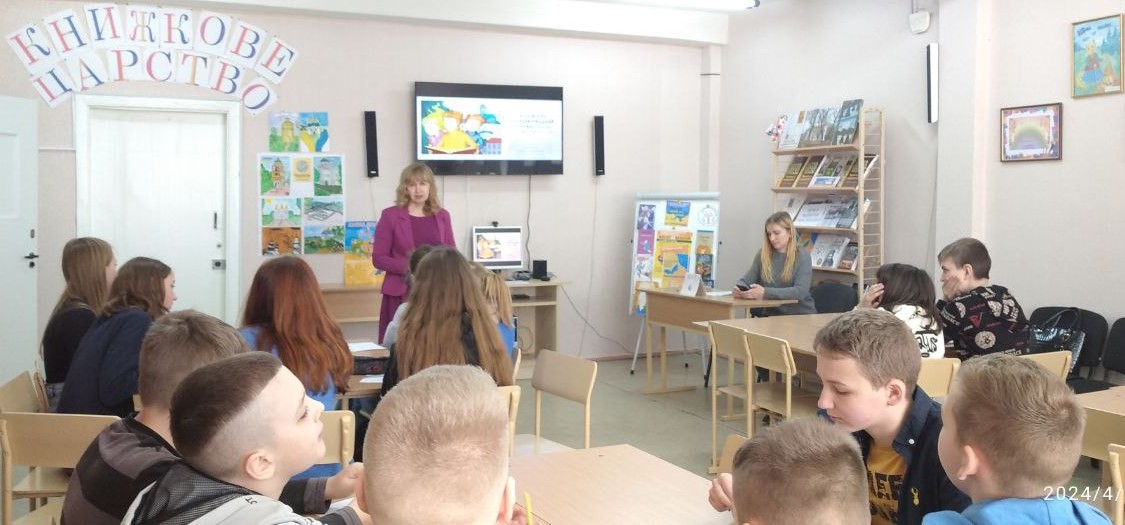 Наталія Білюк зі школярами