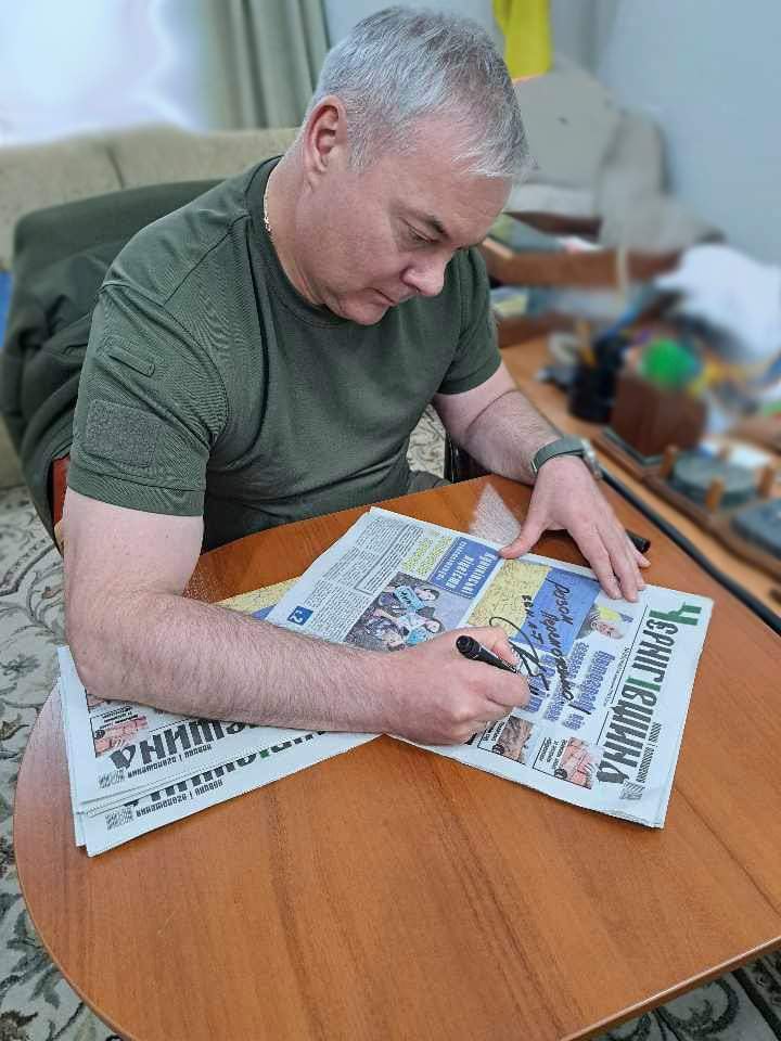 Наєв з газетою автограф 2