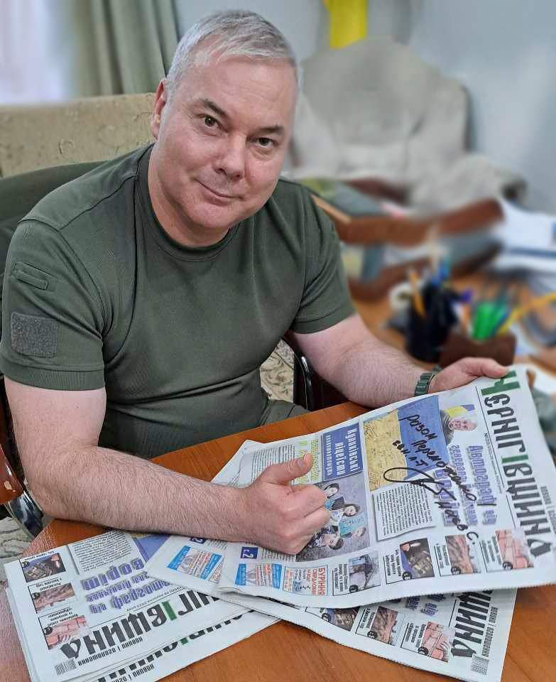 Наєв з газетою автограф