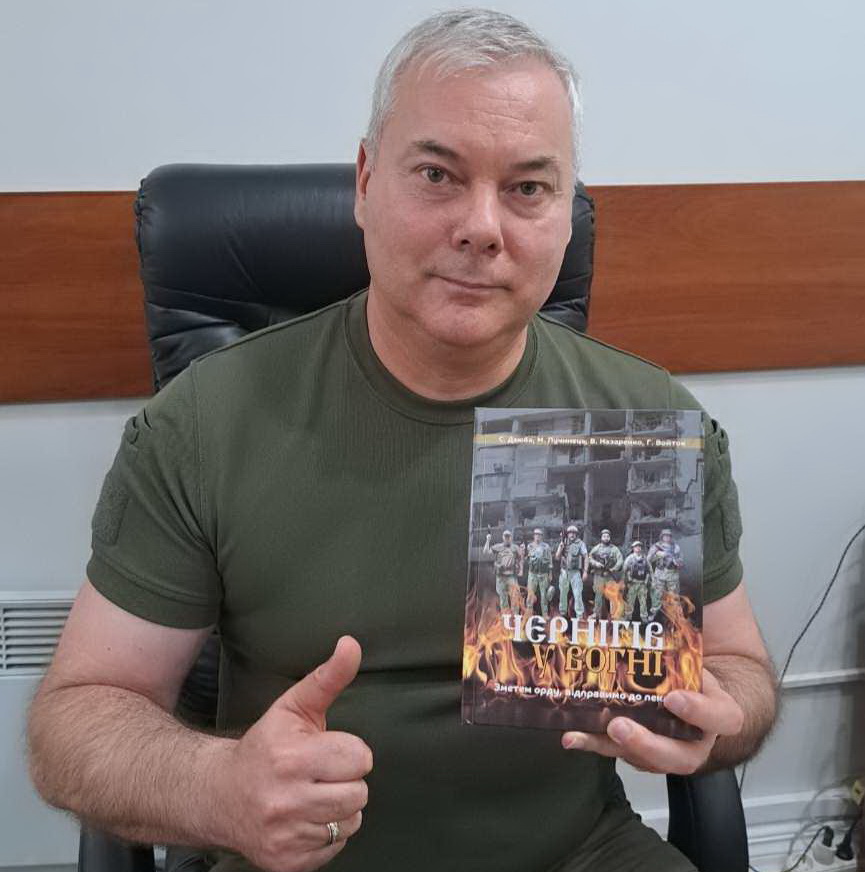 Сергій Наєв з книгою Чернігів у вогні