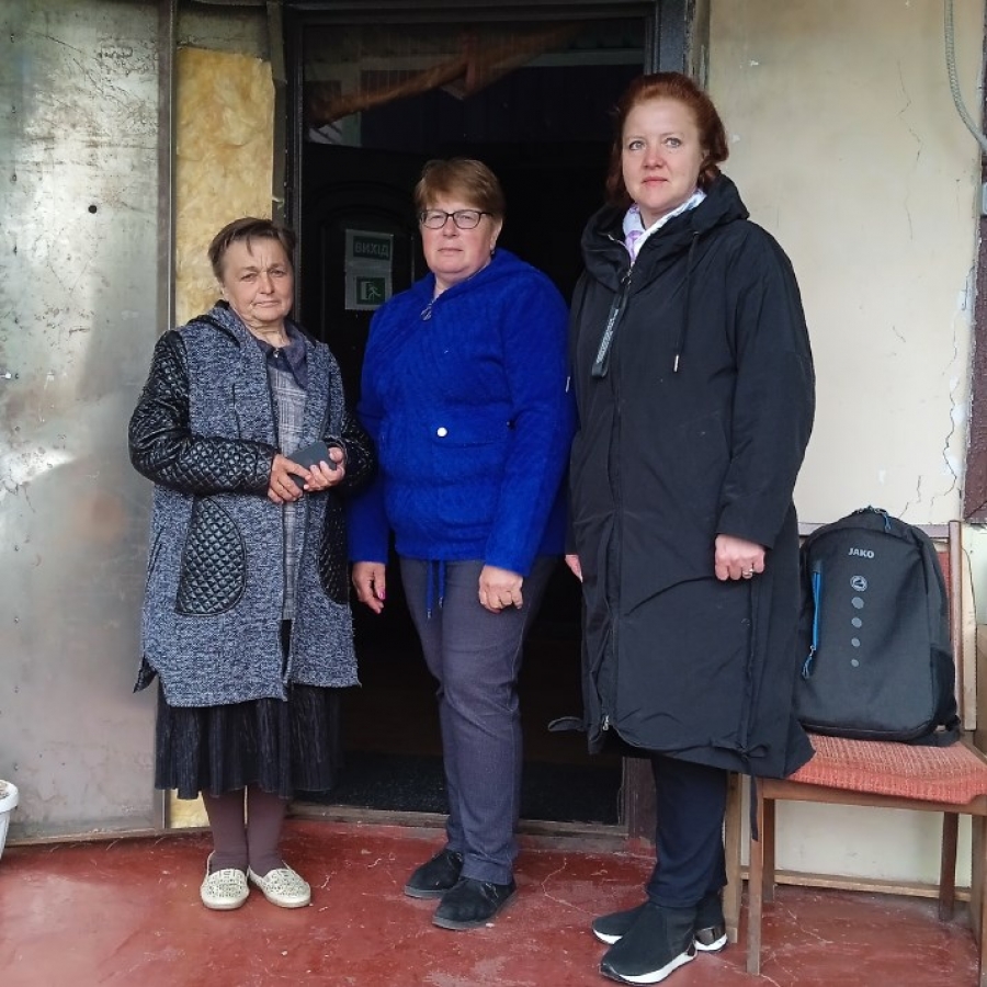 На вході у старостат фельдшер Левковичів Ніна Чайка, староста Ніна Доброговська, Тетяна Кузнецова-Молодчая