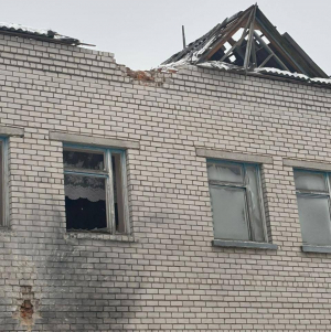 Пошкоджена будівля школи у Семенівці