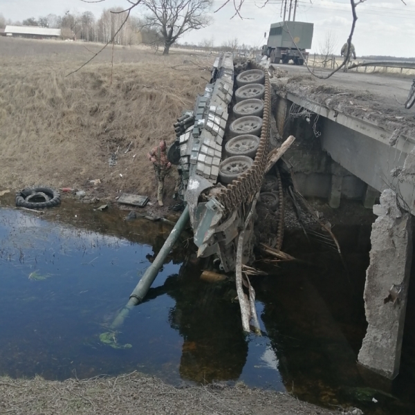 Танк рашистів, який не вписався в поворот біля села Бурівка