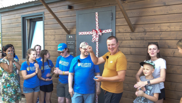 Дві родини з Новоселівки отримали індивідуальні модульні будиночки