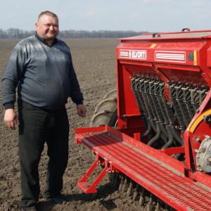 Після закінчення школи Віталій Чаус вивчився на механізатора і чверть віку працює в ТОВ «Земля і воля», цієї весни вже на 350 гектарах вніс добрива під кукурудзу
