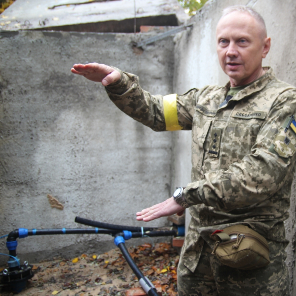 Під ногами у Олександра Слєсаренка - артезіанська свердловина глибиною 70 метрів