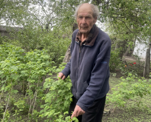 Микола Варьоха у своєму саду