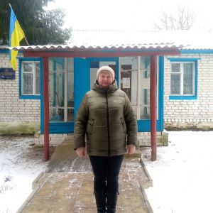 Олега Дорошенко біля уцілілої контори старостату