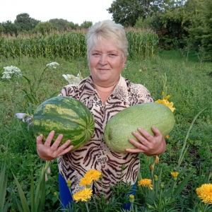 Валентина Клименчук із кавунами з власного городу