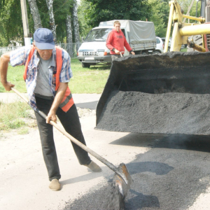 Останні вибоїни зникають на центральній вулиці Пісок