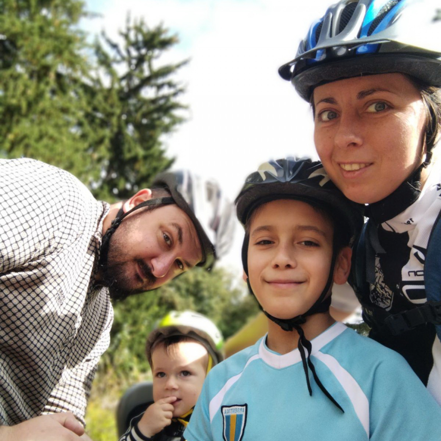 Мама Настя,тато Ярослав,Матвій і брат Дмитро під час велопрогулянки