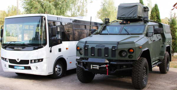 Бійцям стрілецького батальйону поліції Чернігівщини передали броньовик і автобус