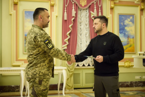 Володимир Зеленський вручає житловий сертифікат Леоніду Ході