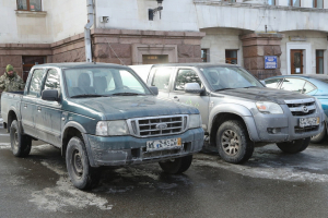 Волонтери та підприємці з Чернігова передали автівки на фронт