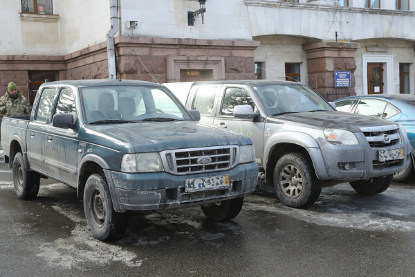 Волонтери та підприємці з Чернігова передали автівки на фронт