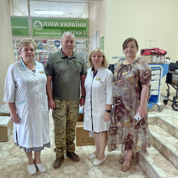 Сергій Наєв із Тетяною Лебедєвою та працівниками лікарні