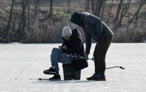 Попри ризик для життя, вони виходять на крихкий лід