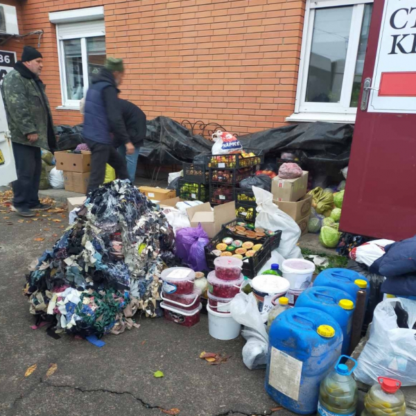 Допомога від людей чекає відправки просто неба