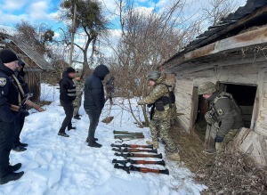 Арсенал зброї з руїн хати