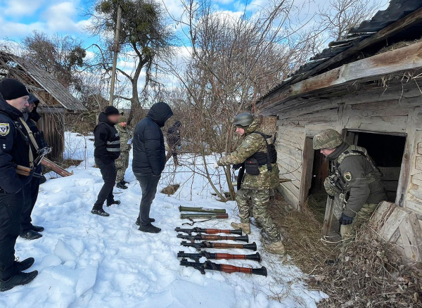 Арсенал зброї з руїн хати