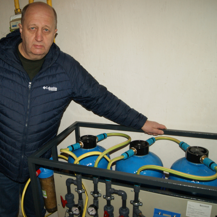 Михайло Дєдок показує подарунок від уряду Німеччини