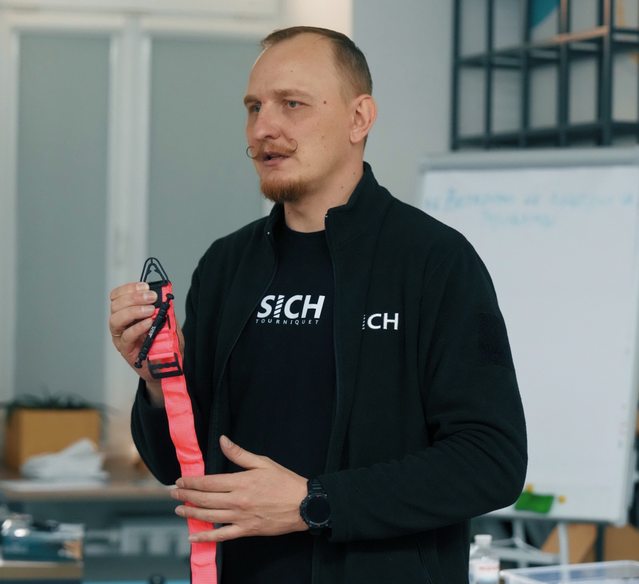 Втратив слух і читає по губах: як колишній бойовий медик вчить рятувати себе та інших