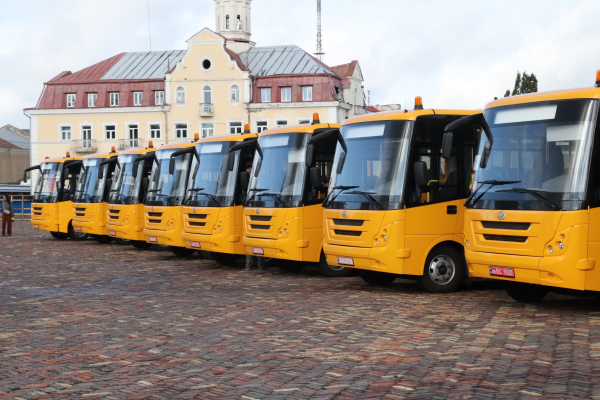 Громади Чернігівщини отримали нові шкільні автобуси