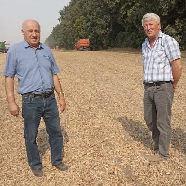 Перший заступник генерального директора Василь Нестерук і головний агроном Олексій Дзигун дали старт збиранню сої
