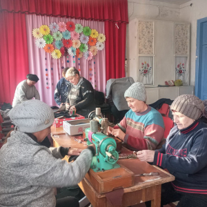 Жінки з Серединки та Топчіївки шиють військовим устілки