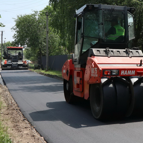 Роблять дороги по вулицях, де раніше лежав тільки ґрунт