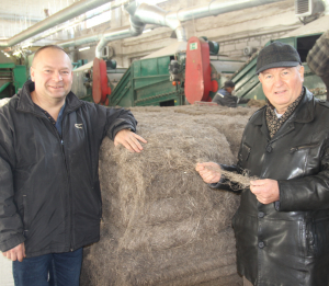 Піонер конопляної справи Дмитро Носенко та представник Асоціації розвитку ллонарства та коноплярства Микола Шкурко