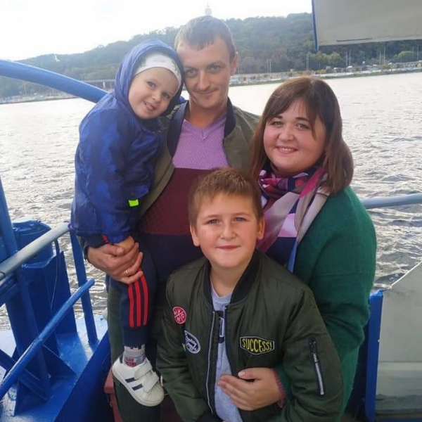 Олександр із дружиною Оленою і синочками