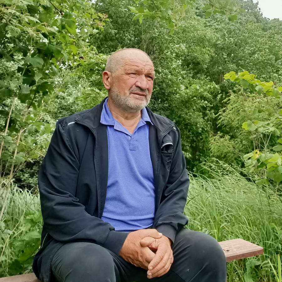 Анатолій Хавило на березі старого ставу