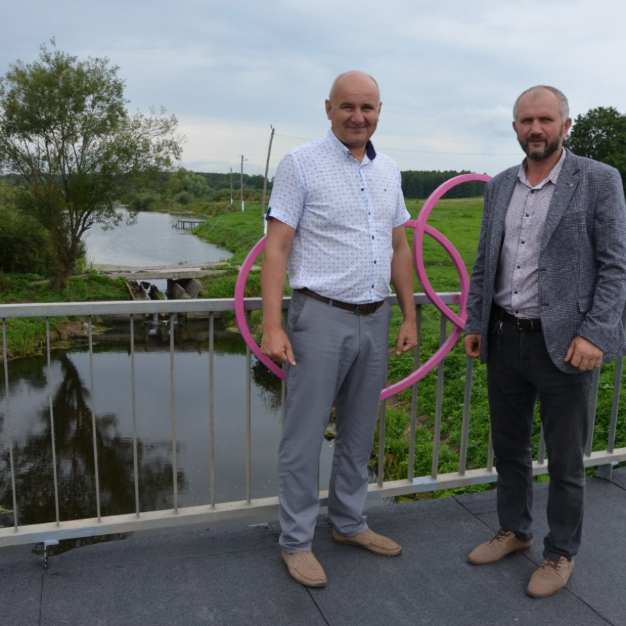 Дмитрівський селищний голова Валентин Бойко із директором ПСП «Лан» Володимиром Лукашем зустрілися на відбудованому мосту. Це стало можливим завдяки спільним зусиллям селищного голови та благодійників через три місяці після знищення важливого об’єкту
