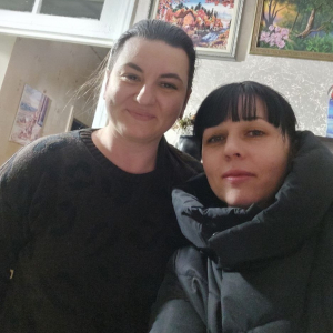 Донька пані Надії з волонтеркою Альоною Акуленко