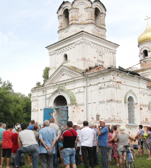 На майдані коло зраненої церкви…