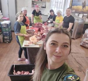 Ольга Александрів з однодумцями готують ковбаски