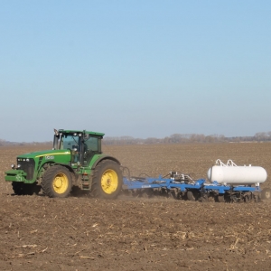 У полі працює техніка "Землі і волі"