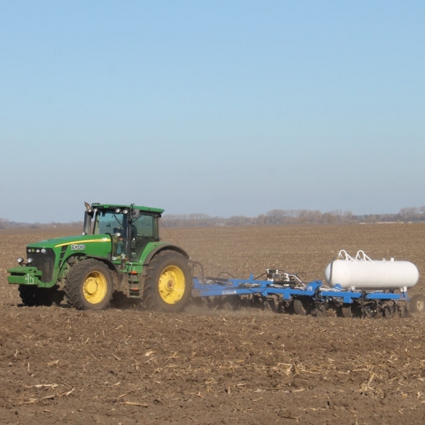 У полі працює техніка "Землі і волі"