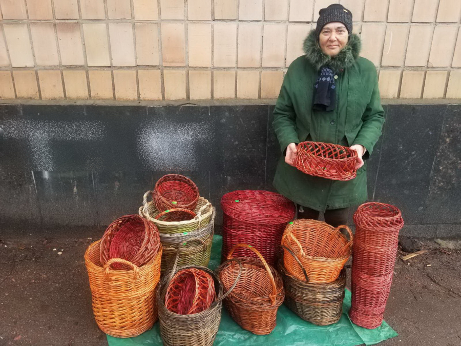 Лідія Вовчок продає лозові вироби