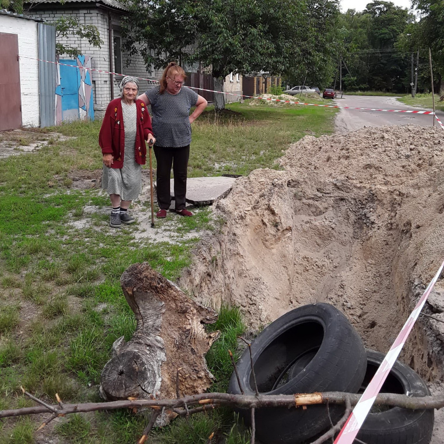 Комунальники вирили яму посеред вулиці