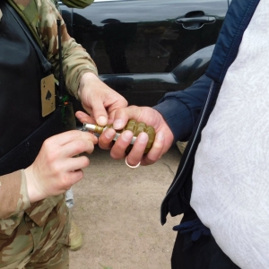 Гранату на розтяжці заховали під каструлею