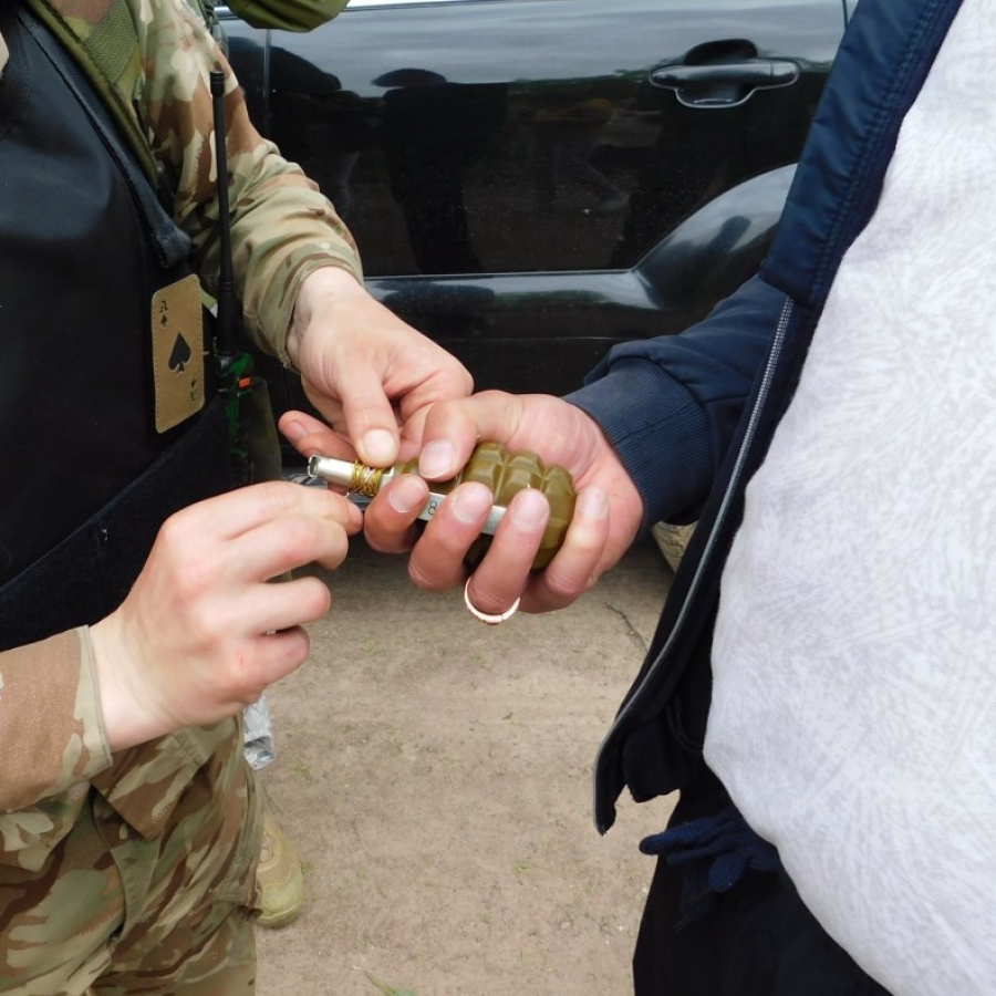 Гранату на розтяжці заховали під каструлею