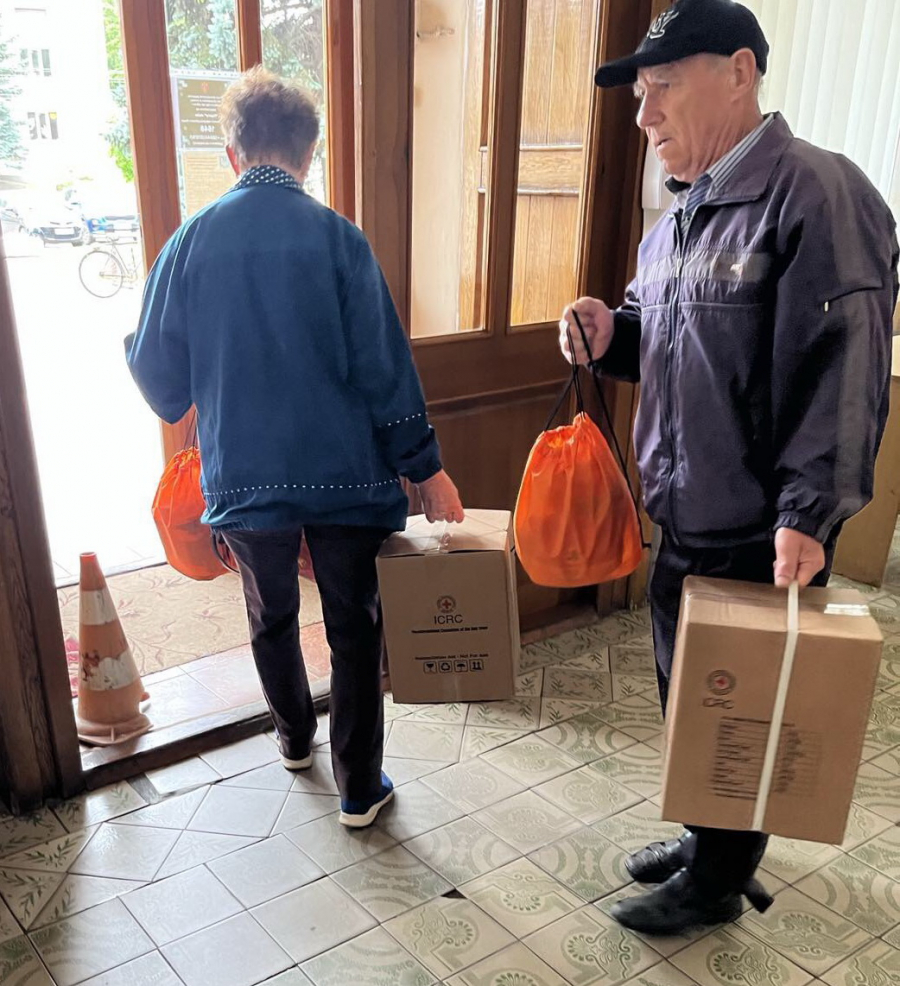 Допомогу одержують в адмінбудинку